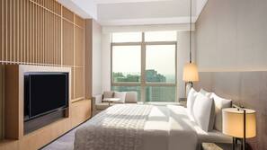 Minibar, brankas, setrika/meja setrika, dan Wi-Fi gratis