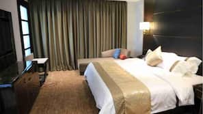 1 bedroom, premium bedding, desk, blackout curtains