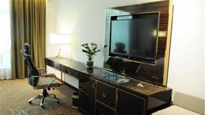1 bedroom, premium bedding, desk, blackout curtains