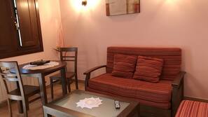 1 dormitorio, minibar, caja fuerte y escritorio