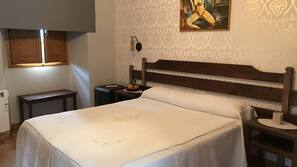 1 dormitorio, minibar, caja fuerte y escritorio