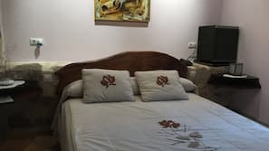 1 dormitorio, minibar, caja fuerte y escritorio