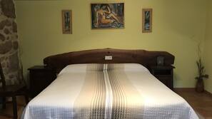 1 dormitorio, minibar, caja fuerte y escritorio