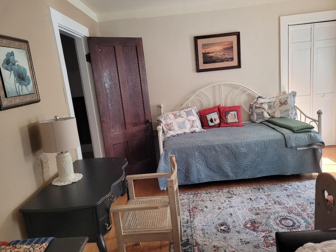 Family Friendly Authentic Farmhouse- Super location - 5 mins to all No. Conway! in Conway, United States