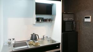 Réfrigérateur, micro-ondes, fourneau de cuisine