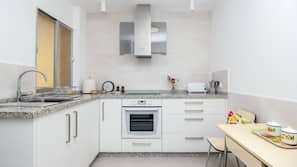 Full-sized fridge, microwave, oven, hob