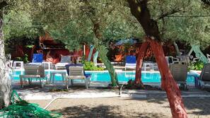 Poolside bar