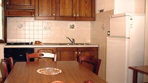 Frigorifero con congelatore, forno, piano cottura, macchina per tè/caffè