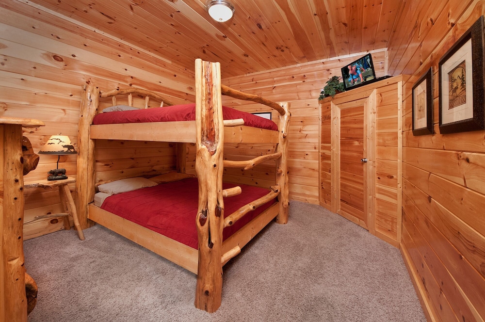 Magical Moose, 🛗Elevator, Hot Tub, 🎭Theater, 💰Specials, 🎫Free Tickets