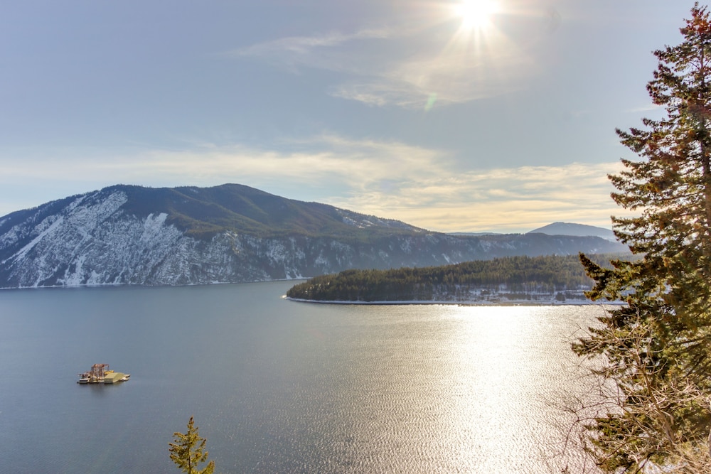 Beautiful, Lakefront Condo w/ Mountain Views - Year-round, Outdoor Activities! in Sandpoint, United States