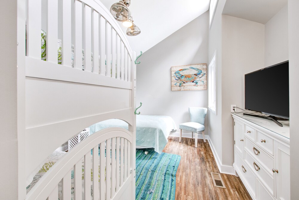 Prime destination for tennis & golf with club access & pools dog