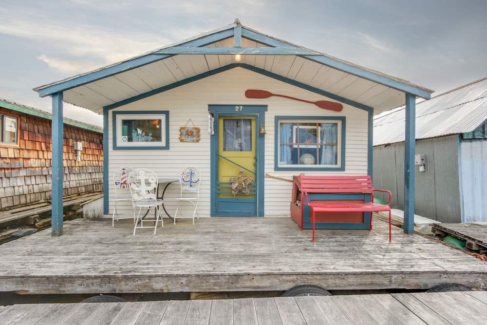 Floating Home on Scenic bay w/ Deck - Perfect for Water Sports! in Sandpoint, United States