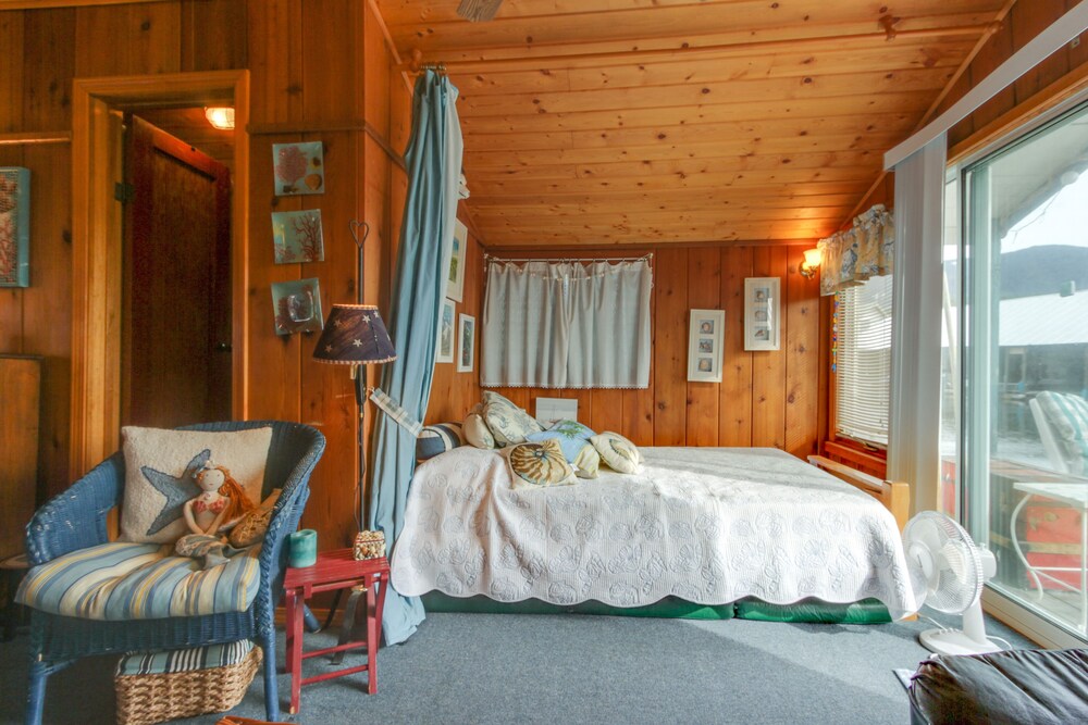 Floating Home On Scenic Bay W Deck Perfect For Water Sports