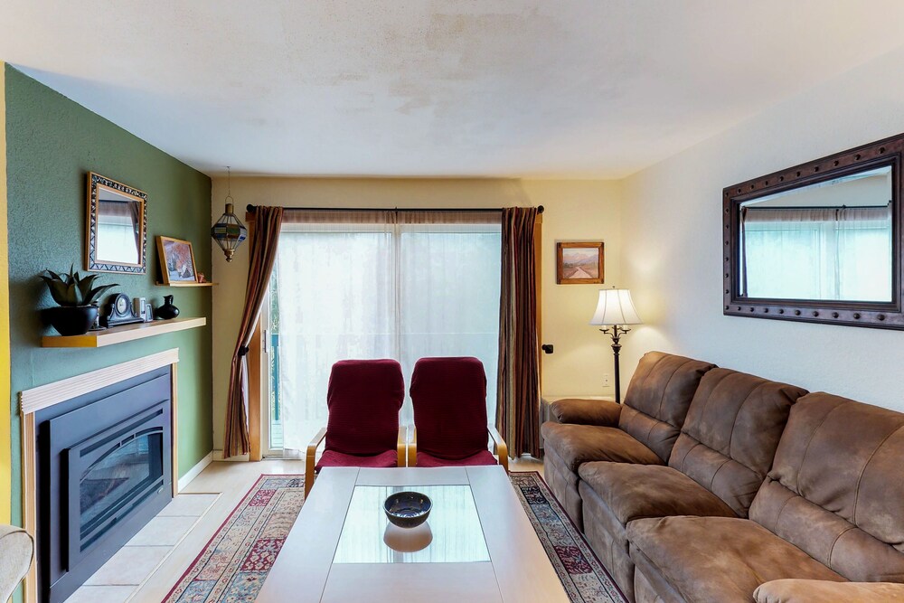 Living room, Renovated, dog-friendly condo w/ WiFi, mountain views - walk to lift