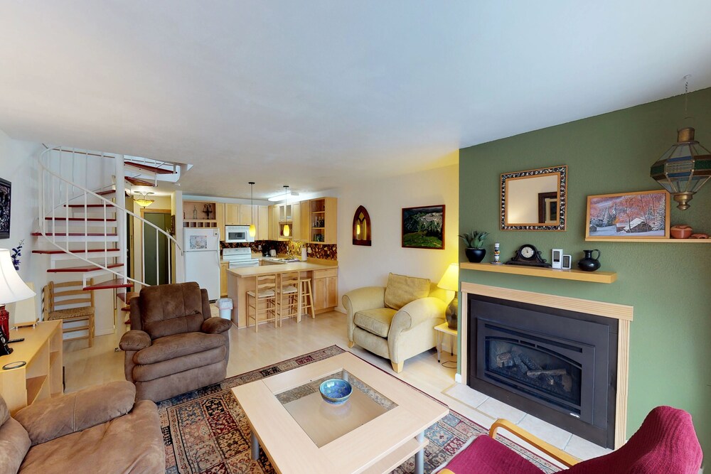 Living room, Renovated, dog-friendly condo w/ WiFi, mountain views - walk to lift