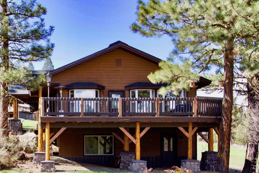 Roomy Modern Family Cabin W A Full Kitchen Walk To The Golf