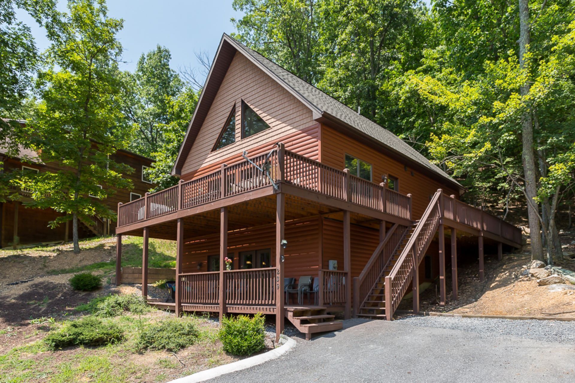 Massanutten Log Home Near Slopes, 2 Master Suites, Hot Tub, Pool Table, Views in Harrisonburg, United States