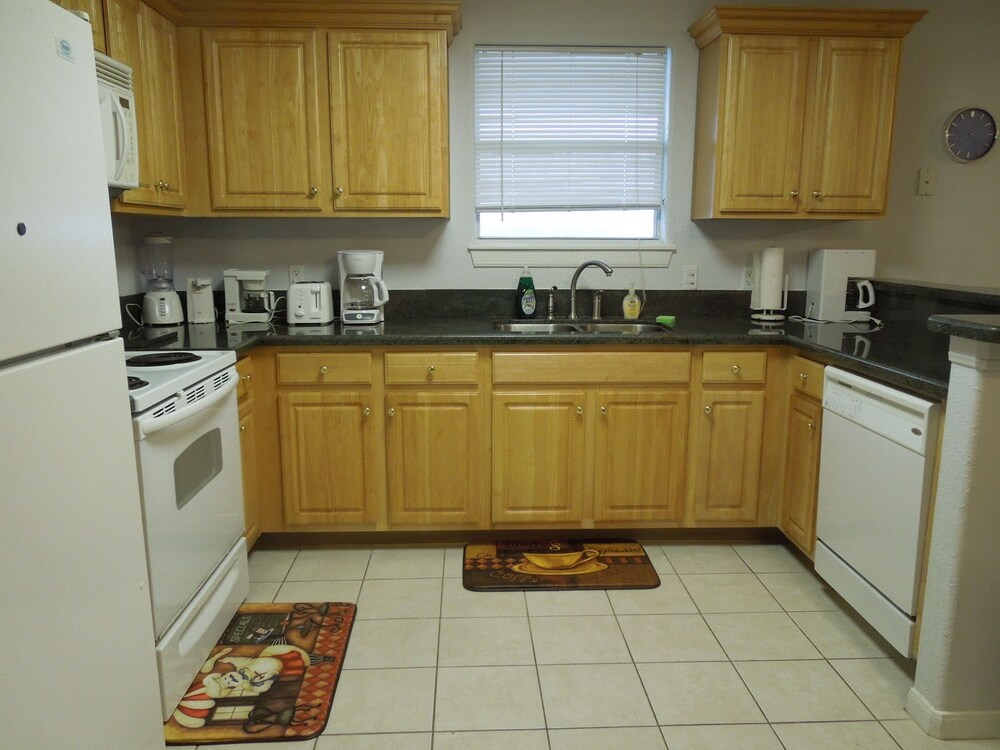 Private kitchen, Blue Sea Star II_2nd row_easy beach-Oct 14-17 last min flash sale _$175/nt