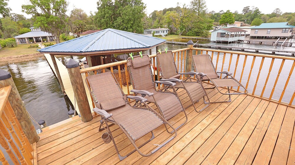 Luxurious Oasis on Kingsley Lake w/Private Dock. Panoramic Views. Free Cable/WiF