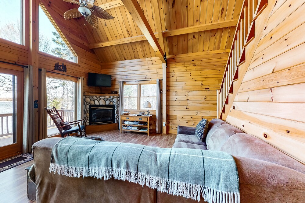 Dogfriendly lakefront cabin with covered porch & firepit on the shore