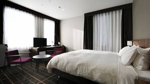 Blackout drapes, free WiFi, linens