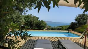 2 piscine all'aperto, ombrelloni da piscina, lettini