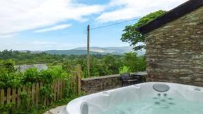 Outdoor spa bath