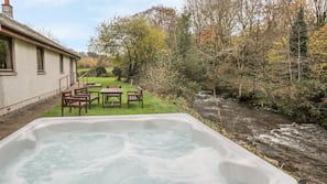 Outdoor spa bath