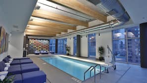 Piscina coperta, con ingresso dalle 9:00 alle 21:00, lettini
