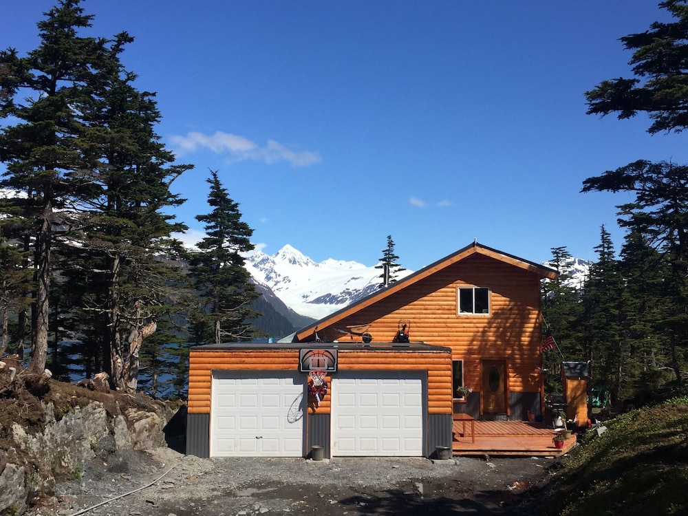Whittiers glacier view B&B in Whittier, United States