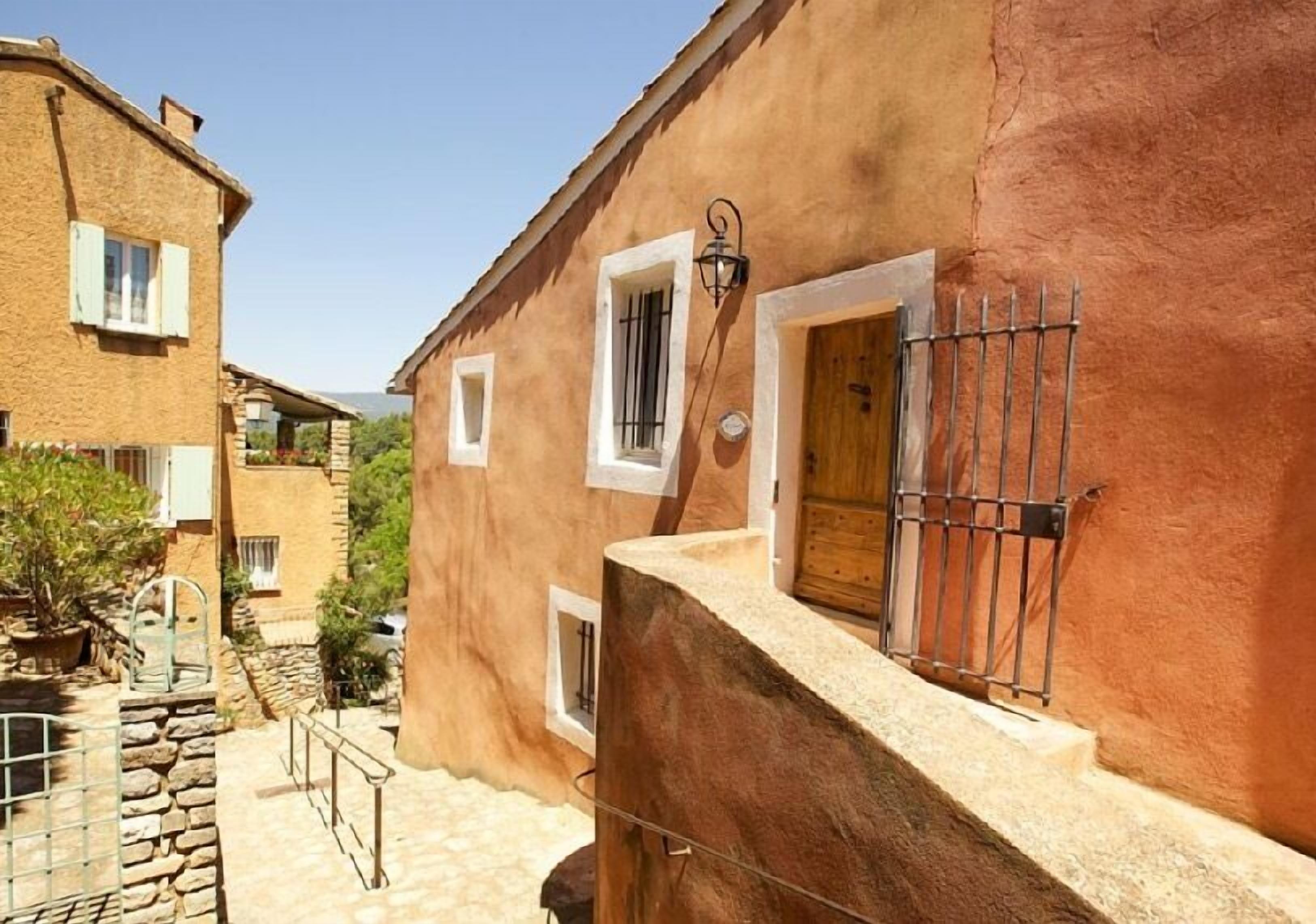 In The Heart Of The Village 200 Years old House With a Fantastic View in Roussillon in Roussillon, France