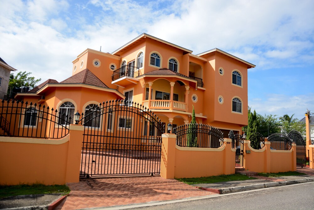 PINES VACATION RENTALS EXCELLENT LOCATION, MINUTES FROM EVERYTHING