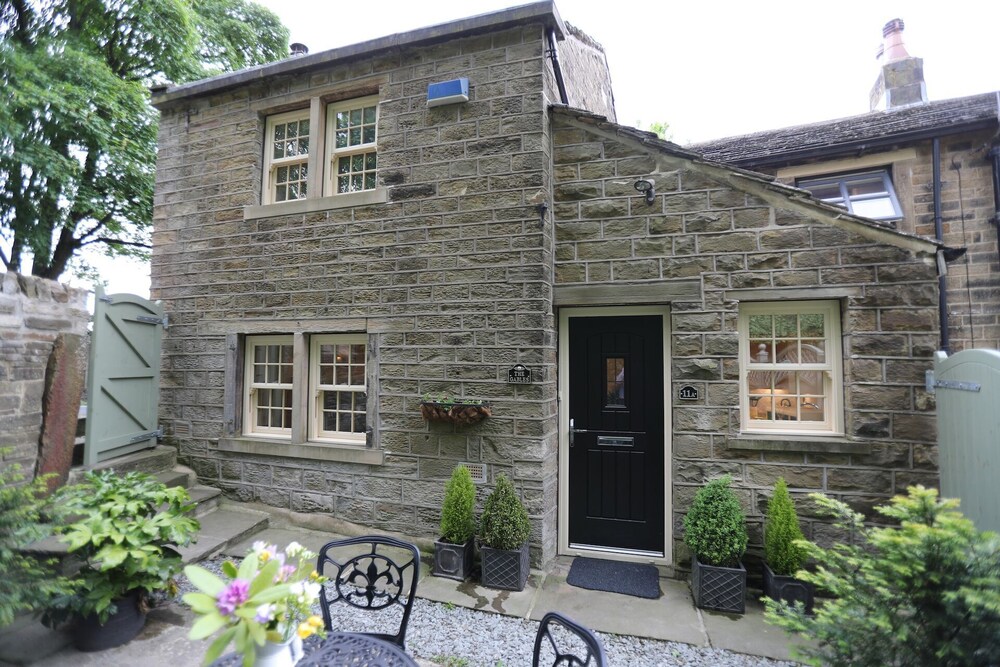 Charming 2 Bed Cottage Enclosed Garden Courtyard Nr Holmfirth
