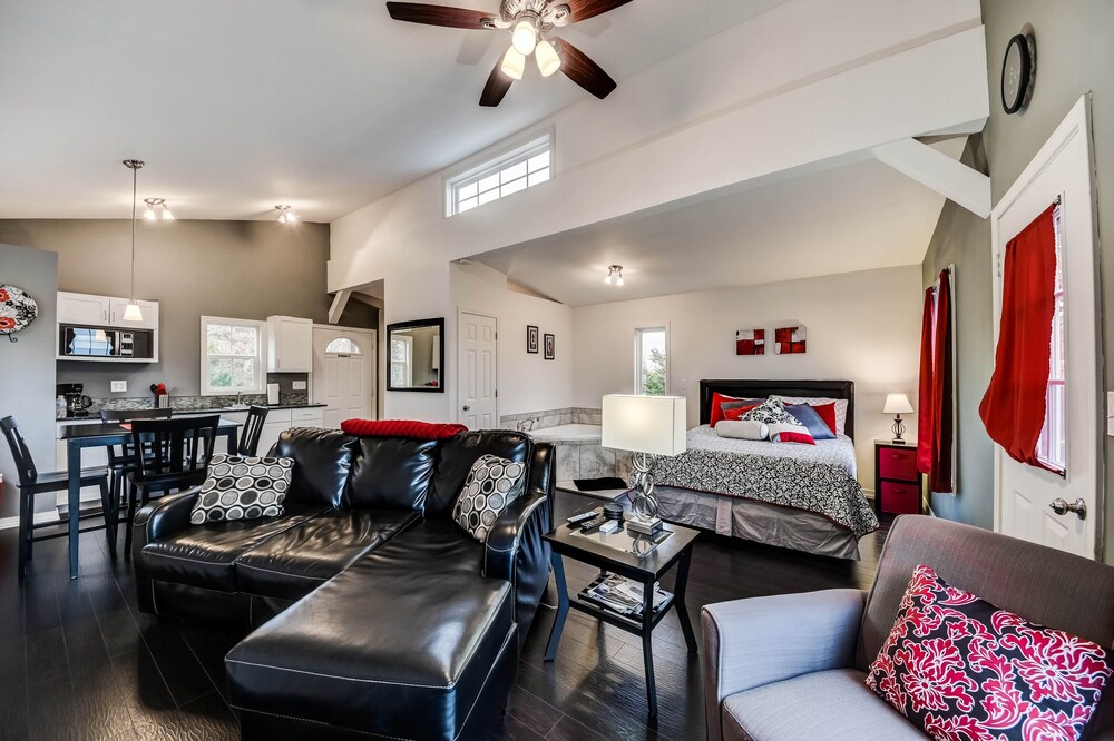 Treehouse for 2 w/Sunset View*Pet Friendly*Jacuzzi Tub*Private and Cozy in Stigler Best Rates