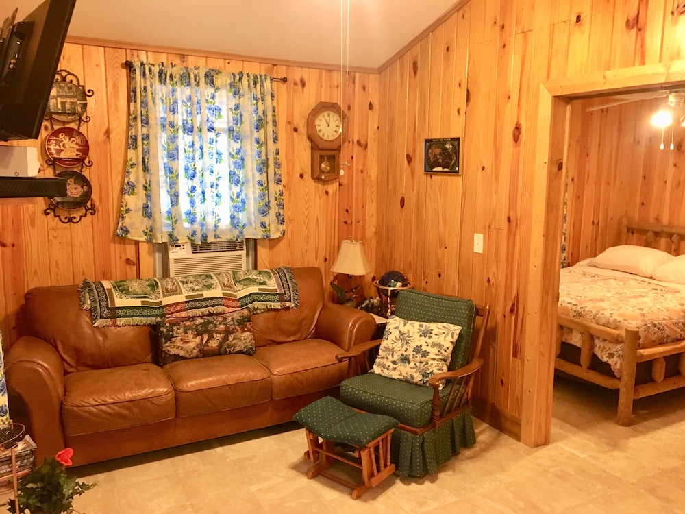 Room, ♦️Stairs to Waterfront, Cabin #3, Lake Livingston, Onalaska. Texas 