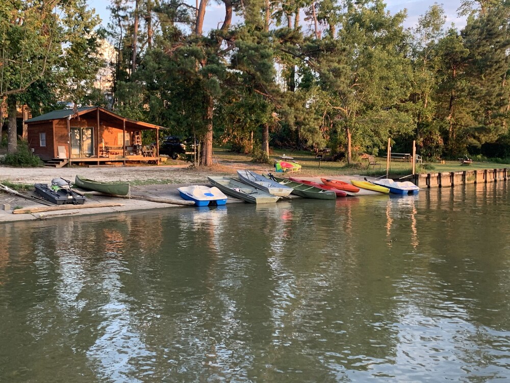 ♦️Stairs to Waterfront, Cabin 3, Lake Livingston, Onalaska. Texas in