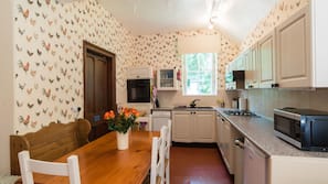 Full-sized fridge, microwave, oven, hob