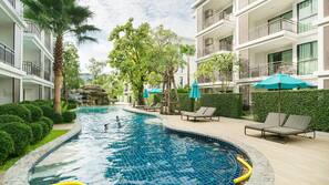 Hồ bơi ngoài trời