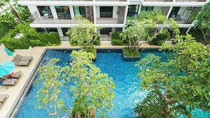Hồ bơi ngoài trời