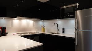 Grand réfrigérateur, micro-ondes, four, fourneau de cuisine