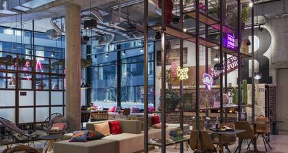 Moxy Frankfurt City Center