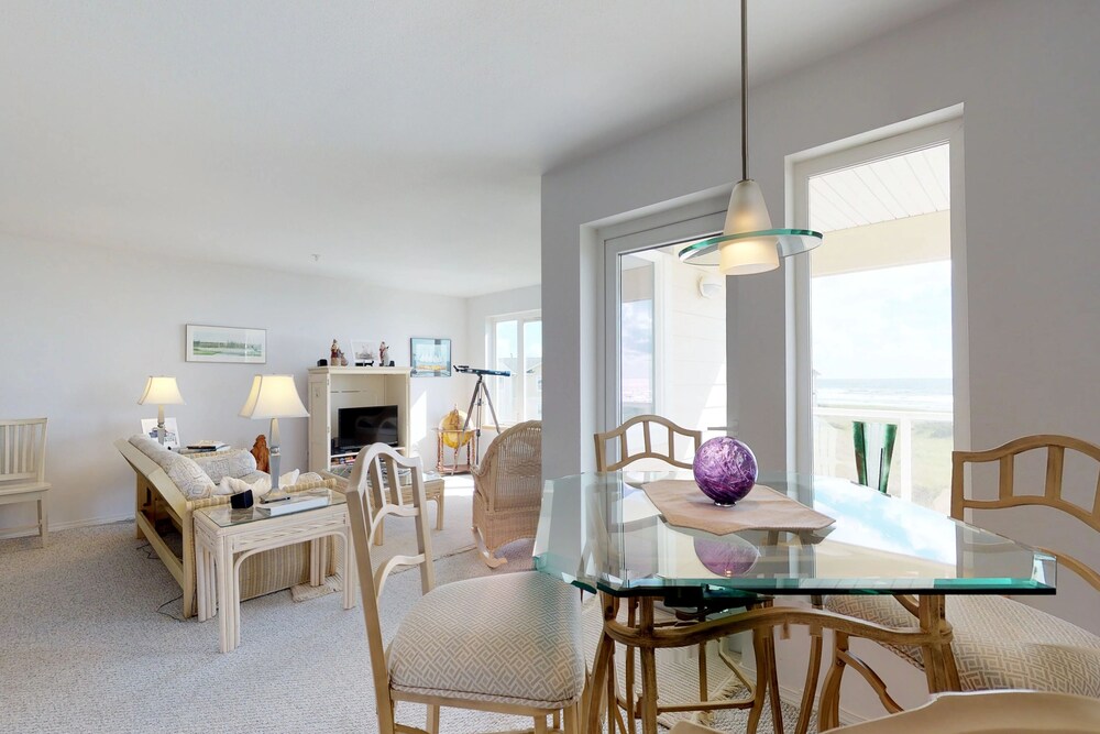 Dogfriendly oceanfront condo with washer/dryer, highspeed WiFi