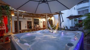Bañera de hidromasaje al aire libre