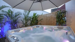 Bañera de hidromasaje al aire libre