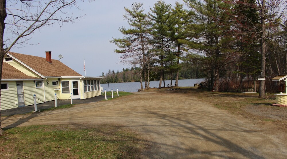 Cottage on Cobbosseecontee Lake. Dates available. in Winthrop Best