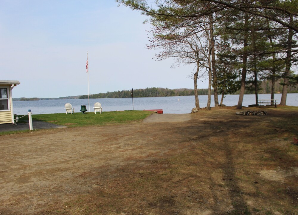 Cottage on Cobbosseecontee Lake. Dates available. in Winthrop Best