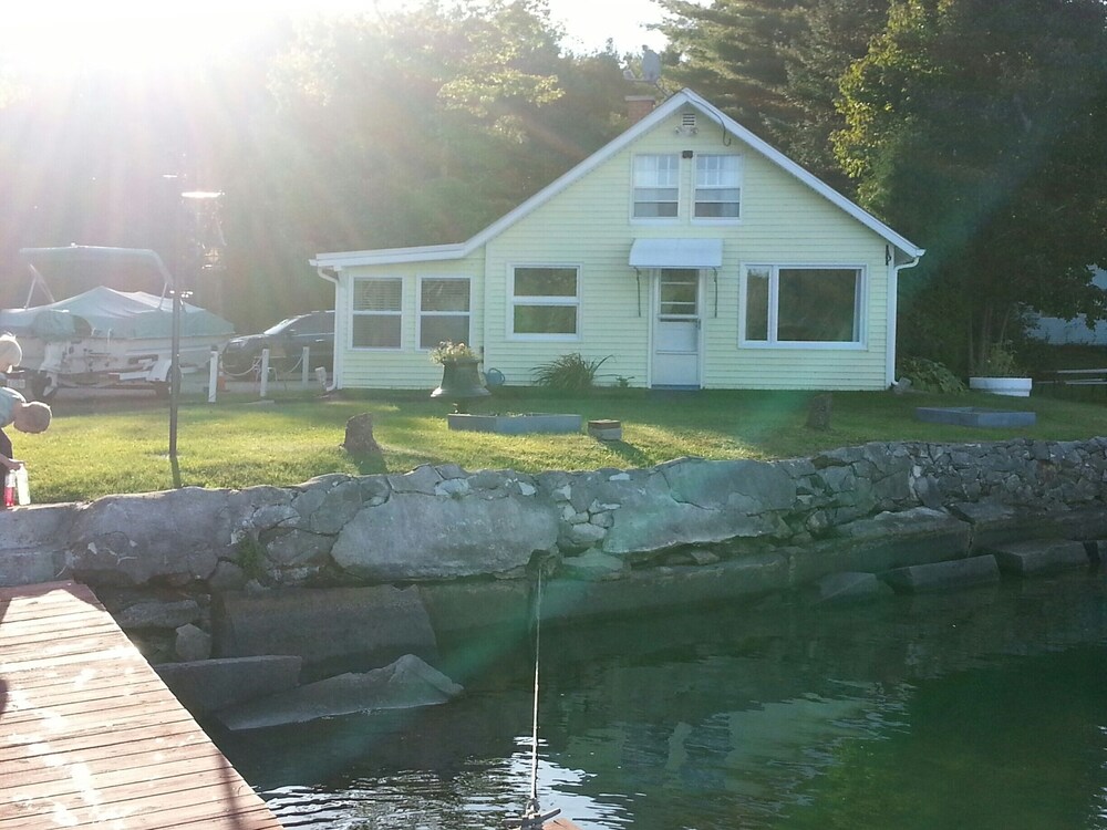 Cottage on Cobbosseecontee Lake. Dates available. in Winthrop Best