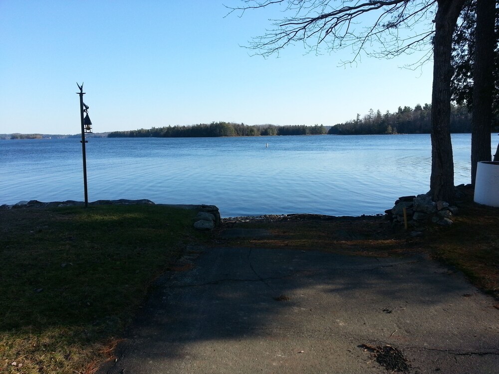 Cottage on Cobbosseecontee Lake. Dates available. in Winthrop Best