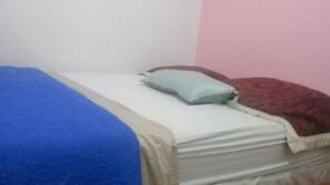 1 dormitorio, ropa de cama de alta calidad, escritorio y ropa de cama