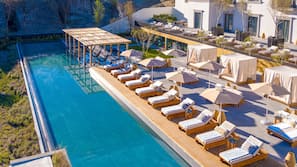 2 piscinas al aire libre, cabañas de piscina gratuitas, sombrillas